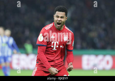 06. Februar 2019, Berlin: Fussball: DFB-Pokal, Achtelfinale, Hertha BSC - FC Bayern München im Olympiastadion. Bayerns Torschütze Serge Gnabry freut sich an seinem Ziel. (Wichtiger Hinweis: Die DFB verbietet die Verwendung von Bildern im Internet und in online Medien während des Spiels (einschließlich der Hälfte der Zeit). Sperrzeit! Der DFB erlaubt die Veröffentlichung und weitere Verwendung der Bilder auf mobilen Geräten (insbesondere MMS) und über DVB-H und DMB erst nach dem Ende des Spiels.) Foto: Kay Nietfeld/dpa Stockfoto