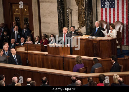 Washington, USA. 05 Feb, 2019. Washington DC, 5. Februar 2019, USA: Präsident J Donald Trump gibt seinen zweiten Staat der Union (Sotu) Adresse als Präsident. Sprecherin des Repräsentantenhauses Nancy Pelosi und Vice President Mike Pence sitzen hinter ihm in der US Capitol Repräsentantenhaus. Credit: Patsy Lynch/Alamy leben Nachrichten Stockfoto