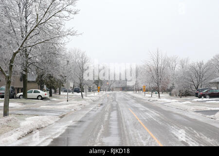 London, Ontario, Kanada. 6. Februar, 2019. Schulen wurden geschlossen und Verkehr wurde verzögert, da die Temperaturen von -5 und Regen im Südwesten von Ontario in Eisbahn und drehte sich um. Credit: Lukas Durda/Alamy leben Nachrichten Stockfoto