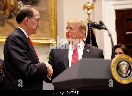 Washington, Vereinigte Staaten von Amerika. 06 Feb, 2019. Präsidenten der Vereinigten Staaten Donald J. Trumpf kündigt David Malpass als seine Wahl als Präsident der Weltbank zu dienen, in der Roosevelt Raum des Weißen Hauses in Washington, DC, 6. Februar 2019. Quelle: Martin H. Simon/CNP | Verwendung der weltweiten Kredit: dpa/Alamy leben Nachrichten Stockfoto