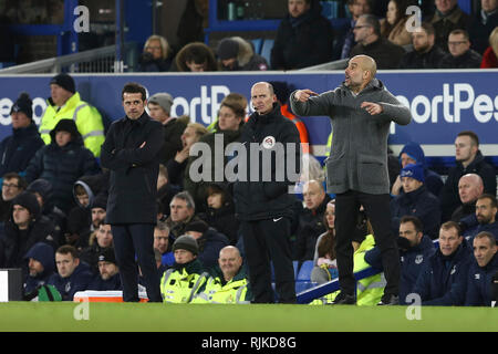 Liverpool, Großbritannien. 06 Feb, 2019. Manchester City Manager Pep Guardiola (r) shouts Anweisungen, während Everton Manager Marco Silva (l) auf ihn schaut. Premier League match, Everton v Manchester City im Goodison Park in Liverpool am Mittwoch, 6. Februar 2019. Dieses Bild dürfen nur für redaktionelle Zwecke verwendet werden. Nur die redaktionelle Nutzung, eine Lizenz für die gewerbliche Nutzung erforderlich. Keine Verwendung in Wetten, Spiele oder einer einzelnen Verein/Liga/player Publikationen. pic von Chris Stading/Andrew Orchard sport Fotografie/Alamy Live news Credit: Andrew Orchard sport Fotografie/Alamy leben Nachrichten Stockfoto