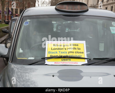 London, Großbritannien. Februar 2019. Londoner Taxifahrer protestieren auf dem Parliament Square. Kredit: Joe Kuis / Alamy Live Nachrichten Stockfoto