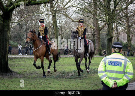 London, Großbritannien. 6. Feb 2019. 41 Gun Salute im Green Park von der King's Troop Royal Horse artillery Kennzeichnung der 67. Jahrestag der HM der Königin der Thronbesteigung Credit: Guy Corbishley/Alamy leben Nachrichten Stockfoto