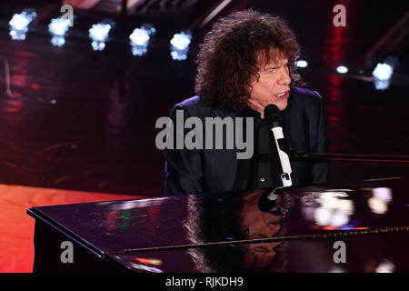 Foto Matteo Rasero/LaPresse 06 Febbraio 2019 Sanremo, Italien Spettacolo Festival di Sanremo 2019, seconda serata Nella Foto: cocciante Foto Matteo Rasero/LaPresse Februar 06 Th, 2019 Sanremo, Italien Unterhaltung Sanremo Musikfestival 2019, am zweiten Abend im Foto: cocciante Stockfoto