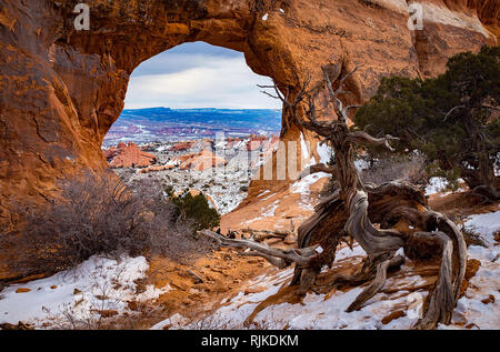 Januar 2019: Ein Winter wie im Arches National Park, Moab, Utah durch die Partition Arch entlang Devil's Garden Trail gesehen. Larry Clouse/CSM. Stockfoto