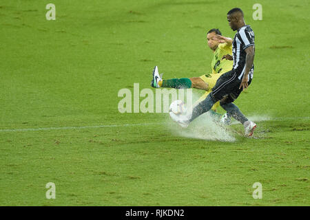 RJ - Rio de Janeiro - 06/02/2019 - Copa-Sul Americana 2019, Botafogo x Defensa y "Justicia - Jonathan Botafogo player Streitigkeiten mit Verteidigung und "Justicia Spieler während des Spiels an Engenhao Stadion für Copa Sudamericana Meisterschaft 2019 Foto Angebot: Thiago Ribeiro/AGIF Stockfoto