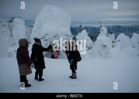 Ein Tourist nimmt ein Bild von Schnee monster Bäume, am 6. Februar 2019. Ursache eine warme Winter die Saison für seltsam geformte, schneebedeckte Bäume, nicknamed jetzt Monster" vorbei ist. 'Monsters' in der Regel den Hängen des Mount Zao in Japan. Mount Zao, einer 1.841 hohen Vulkan gebietsübergreifende Yamagata und Miyagi Präfekturen, ist einer der wenigen Orte in Japan, wo das Phänomen der jetzt Monster" gesehen werden kann. Starke Winde über den nahe gelegenen See schleudern Wassertröpfchen, die Freeze gegen die Bäume und ihre Äste bis in der Nähe von - horizontale Eiszapfen fangen an sich zu bilden. Fallenden Schnee auf dem Eis Formationen ein Stockfoto
