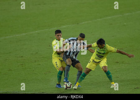 RJ - Rio de Janeiro - 06/02/2019 - Copa-Sul Americana 2019, Botafogo x Defensa y "Justicia - Erik Botafogo player Streitigkeiten mit Verteidigung und "Justicia Spieler während des Spiels an Engenhao Stadion für Copa Sudamericana Meisterschaft 2019 Foto Angebot: Thiago Ribeiro/AGIF Stockfoto