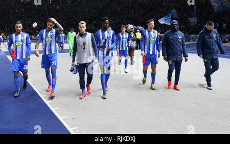 06. Februar 2019, Berlin: Fussball: DFB-Pokal, Hertha BSC-Bayern München, Runde 16. (Vl) Hertha's Spieler Valentino Lazaro, Davie Selke, Pascal Köpke, Jordanien Torunarigha, Niklas Stark, Salomon Kalou und Vedad Ibisevic laufen enttäuscht vom Fan Kurve in Richtung der Kabine am Ende des Spiels (Wichtiger Hinweis: Die DFB verbietet die Verwendung von Bildern im Internet und in online Medien während des Spiels (einschließlich der Halbzeit). Sperrzeit! Der DFB erlaubt die Veröffentlichung und weitere Verwendung der Bilder auf mobilen Geräten (insbesondere MMS) und über DVB-H und DMB erst nach dem Ende des Spiels.) Phot Stockfoto