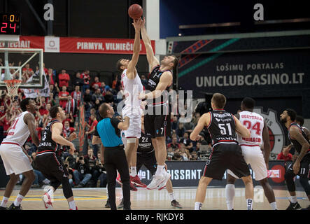 Litauen, Litauen. 6 Feb, 2019. Artsiom Parakhouski (oben R) der Rytas Vilnius mias Für den Ball mit Elmedin Kikanovic der AS Monaco während einer Top 16 Runde 6 Match zwischen Rytas Vilnius und als Monaco 2018-2019 Eurocup Basketball Turnier in Vilnius, Litauen, Feb 6, 2019. Rytas Vilnius gewann 90-68. Credit: alfredas Pliadis/Xinhua/Alamy leben Nachrichten Stockfoto