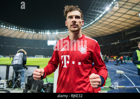 Berlin, Deutschland. 6 Feb, 2019. Bayern München Javi Martinez feiert Sieg Nach dem DFB-Pokal dritte runde Spiel zwischen Hertha BSC und dem FC Bayern München, in Berlin, Hauptstadt der Bundesrepublik Deutschland, Jan. 6, 2019. Bayern München gewann 3-2. Credit: Kevin Voigt/Xinhua/Alamy leben Nachrichten Stockfoto