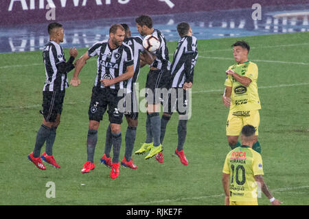 Rio De Janeiro, Brasilien. 06 Feb, 2019. Botafogo gegen Defensa y "Justicia spielte am Mittwoch (06.02) Um 9:30 Uhr an der Everton Santos Stadium, gültig für die erste Phase des South American Cup, in Rio de Janeiro, RJ. Credit: Celso Pupo/FotoArena/Alamy leben Nachrichten Stockfoto