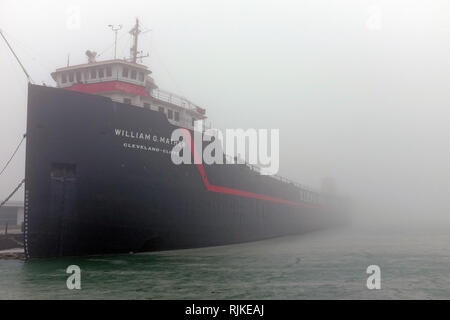 Cleveland, Ohio, USA. 6 Feb, 2019. Das William G. Mather Cleveland Cliffs Schiff ist im Winter Nebel aber abgesehen davon es in den vereisten North Coast Harbor sitzt umgeben. Credit: Mark Kanning/Alamy Leben Nachrichten. Stockfoto