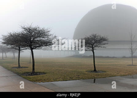 Cleveland, Ohio, USA. 6 Feb, 2019. Die Cleveland Clinic IMAX Dome Theater an der Great Lakes Science Center in Cleveland, Ohio USA, zeichnet sich im Nebel gehüllt, North Coast harbor Winterlandschaft. Credit: Mark Kanning/Alamy Leben Nachrichten. Stockfoto