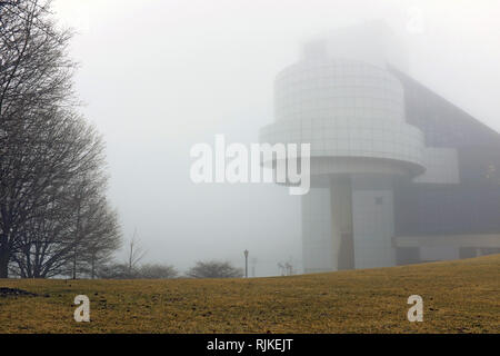 Cleveland, Ohio, USA. 6 Feb, 2019. Winter Nebel bedeckt die Nordküste Hafen bringen eine surreale Blick auf die Rock and Roll Hall of Fame und Museum in Cleveland, Ohio, USA. Credit: Mark Kanning/Alamy Leben Nachrichten. Stockfoto