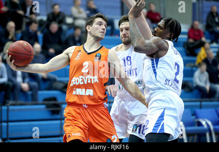 Zagreb, Kroatien. 6 Feb, 2019. Filip Kruslin (L) des Cedevita konkurriert mit Evgeny Voronov (C) und Jalen Reynolds der Zenit während einer Top 16 Runde 6 Match zwischen Cedevita Zagreb und Zenit St. Petersburg in Zagreb, Kroatien, Feb 6, 2019. Zenit St. Petersburg gewann 79-75. Quelle: Igor Kralj/Xinhua/Alamy leben Nachrichten Stockfoto