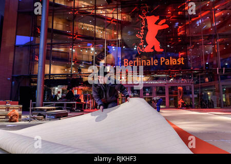 Berlin, Deutschland. 05 Feb, 2019. Verlegung der rote Teppich, die hergestellt wurde dieses Jahr umweltfreundlich, Berlinale Internationale Filmfestspiele Berlin 2019/69 vor dem Berlinale Palast am Potsdamer Platz. Berlin, 05.02.2018 | Verwendung der weltweiten Kredit: dpa/Alamy leben Nachrichten Stockfoto