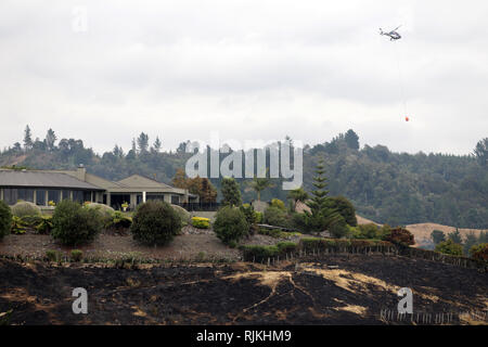 (190207) -- WELLINGTON, Februar 7, 2019 (Xinhua) - ein Hubschrauber erlischt ein Buschfeuer in Nelson von South Island, Neuseeland, Feb 6, 2019. Ein Buschfeuer gestartet Dienstag in Tasman Region der Südinsel und verursacht 235 Eigenschaften der Umgebung zu evakuieren. Über 400 Menschen wurden aus ihren Wohnungen evakuiert worden, als das Feuer wuchs auf 1.874 Hektar innerhalb von 13 Stunden, nach Angaben der örtlichen Behörden. Das Feuer, das Schlimmste der Region seit den 1980er Jahren schlug, wird wahrscheinlich einige Tage oder mehr dauern gestoppt werden, Tasman Bezirk Bürgermeister Richard Kempthorne sagte den Medien. (Xinhua / Tim Manschette) Stockfoto