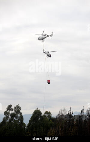 (190207) -- WELLINGTON, Februar 7, 2019 (Xinhua) - Hubschrauber ein Buschfeuer in Nelson von South Island, Neuseeland, löschen Feb 6, 2019. Ein Buschfeuer gestartet Dienstag in Tasman Region der Südinsel und verursacht 235 Eigenschaften der Umgebung zu evakuieren. Über 400 Menschen wurden aus ihren Wohnungen evakuiert worden, als das Feuer wuchs auf 1.874 Hektar innerhalb von 13 Stunden, nach Angaben der örtlichen Behörden. Das Feuer, das Schlimmste der Region seit den 1980er Jahren schlug, wird wahrscheinlich einige Tage oder mehr dauern gestoppt werden, Tasman Bezirk Bürgermeister Richard Kempthorne sagte den Medien. (Xinhua / Tim Manschette) Stockfoto