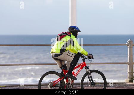 Hastings, East Sussex, UK. 07 Feb, 2019. UK Wetter: wechselhafter Witterung wie die Met Office Problem eine gelbe Warnmeldung für Wind im Südosten mit Gale force Winde erwartet heute und morgen. Credit: Paul Lawrenson 2019, Foto: Paul Lawrenson/Alamy leben Nachrichten Stockfoto