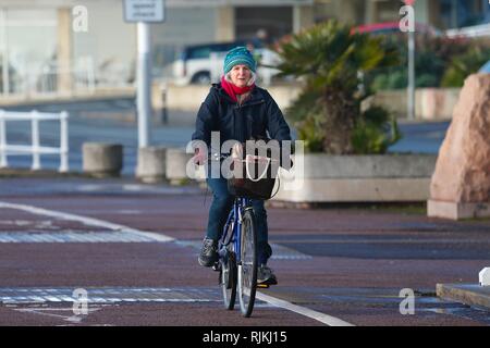 Hastings, East Sussex, UK. 07 Feb, 2019. UK Wetter: wechselhafter Witterung wie die Met Office Problem eine gelbe Warnmeldung für Wind im Südosten mit Gale force Winde erwartet heute und morgen. Credit: Paul Lawrenson 2019, Foto: Paul Lawrenson/Alamy leben Nachrichten Stockfoto