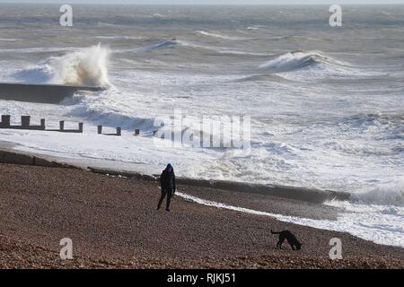 Hastings, East Sussex, UK. 07 Feb, 2019. UK Wetter: wechselhafter Witterung wie die Met Office Problem eine gelbe Warnmeldung für Wind im Südosten mit Gale force Winde erwartet heute und morgen. Credit: Paul Lawrenson 2019, Foto: Paul Lawrenson/Alamy leben Nachrichten Stockfoto