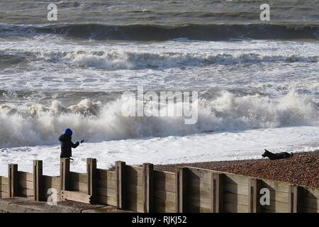 Hastings, East Sussex, UK. 07 Feb, 2019. UK Wetter: wechselhafter Witterung wie die Met Office Problem eine gelbe Warnmeldung für Wind im Südosten mit Gale force Winde erwartet heute und morgen. Credit: Paul Lawrenson 2019, Foto: Paul Lawrenson/Alamy leben Nachrichten Stockfoto