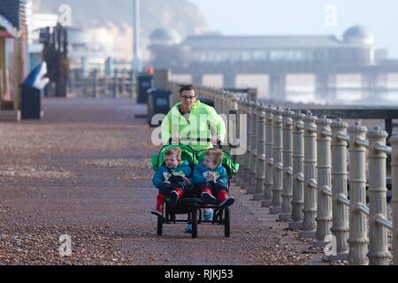 Hastings, East Sussex, UK. 07 Feb, 2019. UK Wetter: wechselhafter Witterung wie die Met Office Problem eine gelbe Warnmeldung für Wind im Südosten mit Gale force Winde erwartet heute und morgen. Credit: Paul Lawrenson 2019, Foto: Paul Lawrenson/Alamy leben Nachrichten Stockfoto