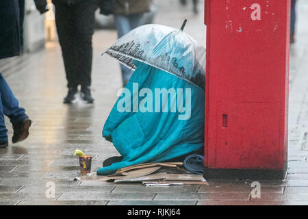 Preston, Lancashire. Februar 2019. Wetter in Großbritannien. Menschen, die Bettler, Obdachlose und Obdachlosigkeit, Menschen auf den Straßen, Türsteher, Schlafen, Armut, Arbeitslosigkeit, Wohlergehen, Bettler, raggestly Tramp, Hobo, Bum, Vagabond. Unglückliche Person in Armut, armer Vagrant, Tramp, Drifter, schäbig, zerbrochen, zerbrochen, zermürbt, unverschlafen, saftig. Stockfoto