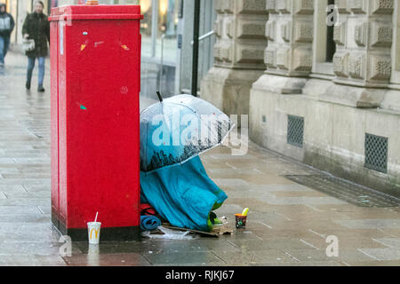 Preston, Lancashire. Februar 2019. Wetter in Großbritannien. Menschen, die Bettler, Obdachlose und Obdachlosigkeit, Menschen auf den Straßen, Türsteher, Schlafen, Armut, Arbeitslosigkeit, Wohlergehen, Bettler, raggestly Tramp, Hobo, Bum, Vagabond. Unglückliche Person in Armut, armer Vagrant, Tramp, Drifter, schäbig, zerbrochen, zerbrochen, zermürbt, unverschlafen, saftig. Stockfoto