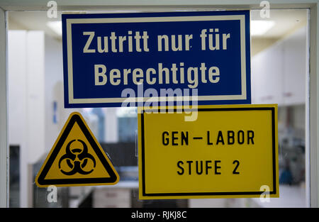 07. Februar 2019, Sachsen-Anhalt, Halle (Saale): Hinweisschilder auf eine Tür hängen in der Gentechnik Überwachung Labor des Landesamtes für Umweltschutz Sachsen-anhalt. Das Labor des Staatlichen Amtes besteht seit 20 Jahren. Unter anderem Werke von Release Experimente, Samen, sondern auch die Proben aller Arten von Labor Oberflächen von Gentechnik Pflanzen sind für genetische Veränderung untersucht. Im letzten Jahr wurde das Labor modernisiert und erweitert, um den steigenden Anforderungen der Qualitätssicherung in der molekularbiologischen Analyse zu treffen. Foto: Stockfoto