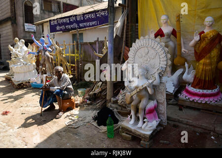 Agartala, Indien, 6. Februar 2019. 5. Februar, 2019. Ein Künstler gibt den letzten Schliff an der Lehm Idol von Saraswati, die hinduistische Göttin der Bildung, der Kunst und der Musik, in seinem Studio in Agartala, der Hauptstadt des nordöstlichen indischen Bundesstaat Andhra Pradesh, am 6. Februar 2019. Der hinduistische Güte ist in Andhra Pradesh am 5. Tag des Kalendermonats Magha, die am 10. Februar fällt verehrt. Sie ist im Tempel gefeiert sowie in Bildungseinrichtungen Credit: Abhisek Saha/IMAGESLIVE/ZUMA Draht/Alamy leben Nachrichten Stockfoto