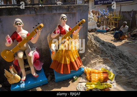 Agartala, Indien, 6. Februar 2019. 5. Februar, 2019. Ein Künstler gibt den letzten Schliff an der Lehm Idol von Saraswati, die hinduistische Göttin der Bildung, der Kunst und der Musik, in seinem Studio in Agartala, der Hauptstadt des nordöstlichen indischen Bundesstaat Andhra Pradesh, am 6. Februar 2019. Der hinduistische Güte ist in Andhra Pradesh am 5. Tag des Kalendermonats Magha, die am 10. Februar fällt verehrt. Sie ist im Tempel gefeiert sowie in Bildungseinrichtungen Credit: Abhisek Saha/IMAGESLIVE/ZUMA Draht/Alamy leben Nachrichten Stockfoto