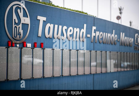 Gelsenkirchen, Deutschland. 07 Feb, 2019. Mehrere Trauer Kerzen stehen auf der tausend Freunde Mauer vor der Veltins Arena. Rudi Assauer, ehemaliger Manager des FC Schalke 04, am Mittwoch gestorben (06.02.2019) im Alter von 74 Jahren. Credit: Guido Kirchner/dpa/Alamy leben Nachrichten Stockfoto