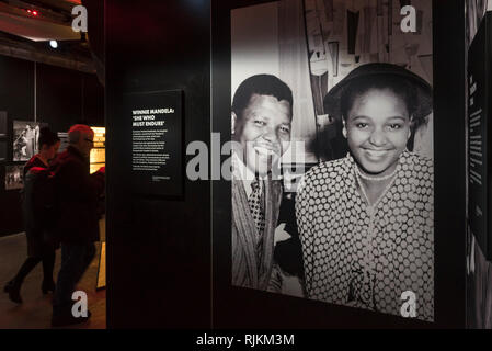 London, Großbritannien. Vom 7. Februar 2019. Ein Foto von Nelson Mandela und Winnie Mandela. Vorschau von 'Mandela: Die offizielle Ausstellung', die Weltpremiere einer neuen globalen Wanderausstellung, die Besucher mit auf eine Reise durch das Leben von Nelson Mandela. Die Ausstellung findet an 26 Leake Straße Galerie in Waterloo und läuft vom 8. Februar bis zum 2. Juni 2019. Credit: Stephen Chung/Alamy leben Nachrichten Stockfoto