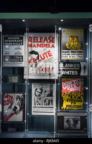 London, Großbritannien. Vom 7. Februar 2019. Poster auf dem Display. Vorschau von 'Mandela: Die offizielle Ausstellung', die Weltpremiere einer neuen globalen Wanderausstellung, die Besucher mit auf eine Reise durch das Leben von Nelson Mandela. Die Ausstellung findet an 26 Leake Straße Galerie in Waterloo und läuft vom 8. Februar bis zum 2. Juni 2019. Credit: Stephen Chung/Alamy leben Nachrichten Stockfoto