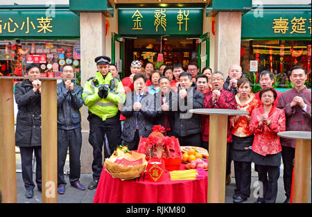 London 7. Feb. Vorbereitungen und Proben in Gerrard Street, Chinatown, für das chinesische Neujahrsfest am Wochenende. Die Polizei und die lokalen chinesischen Gemeinschaft gerecht zu wünschen allen ein glückliches Neues Jahr Stockfoto