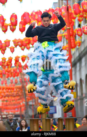 London 7. Feb. Vorbereitungen und Proben in Gerrard Street, Chinatown, für das chinesische Neujahrsfest am Wochenende. Akrobaten der Praxis durchaus eine große Menge. Stockfoto