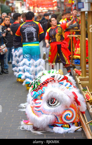 London 7. Feb. Vorbereitungen und Proben in Gerrard Street, Chinatown, für das chinesische Neujahrsfest am Wochenende. Akrobaten der Praxis durchaus eine große Menge. Stockfoto