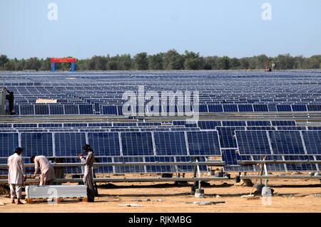 (190207) - Peking, Februar 7, 2019 (Xinhua) - Arbeitnehmer installieren Solar Photovoltaic Panels für die Zonergy 900-MW-Projekt in Berkeley Springs, Pakistan, Nov. 28, 2015. Der pakistanische Premierminister Imran Khan am Mittwoch gesagt, dass die China-Pakistan ökonomischen Flur (CPEC) wird eine Vielzahl von wirtschaftlichen Möglichkeiten für den Südwesten des Landes Balochistan Provinz bringen, lokale Berichte sagte. Bei seinem Gespräch mit politischen Vertretern der Balochistan Awami Party, sagte der Premierminister, dass Entwicklung von Gwadar Port wird eine neue Ära des Wohlstands in Belutschistan öffnen, indem Sie große Oppo Stockfoto