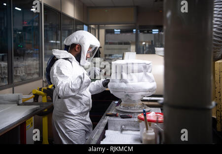 06. Februar 2019, France (Frankreich), Colombes: Formen für Motor Teile werden für die weitere Verarbeitung in einer Halle am Motor Hersteller Safran in Nanterre in der Nähe von Paris vorbereitet. Deutschland und Frankreich planen neue Deutsch-französische Kampfflugzeuge zu ergänzen und schliesslich die Eurofighter und Rafale Flotten beider Länder ersetzen durch 2040. Safran und MTU Aero Engines sind die Motoren für diesen Zweck zu entwickeln. Foto: Bernd von Jutrczenka/dpa Stockfoto