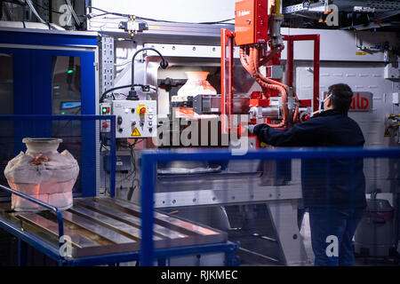 06. Februar 2019, France (Frankreich), Colombes: Formen für Motor Teile sind in einer Halle am Motor Hersteller Safran in Nanterre in der Nähe von Paris transportiert. Deutschland und Frankreich planen neue Deutsch-französische Kampfflugzeuge zu ergänzen und schliesslich die Eurofighter und Rafale Flotten beider Länder ersetzen durch 2040. Safran und MTU Aero Engines sind die Motoren für diesen Zweck zu entwickeln. Foto: Bernd von Jutrczenka/dpa Stockfoto