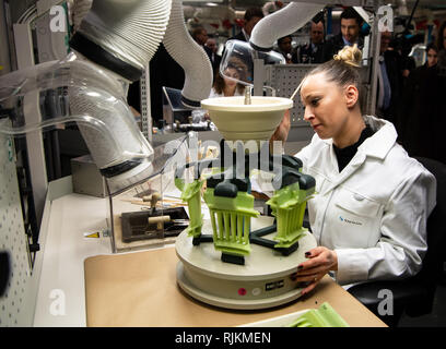 06. Februar 2019, France (Frankreich), Colombes: Formen für Motor Teile sind aus Wachs in einer Halle am Motor Hersteller Safran in Nanterre in der Nähe von Paris gegründet. Deutschland und Frankreich planen neue Deutsch-französische Kampfflugzeuge zu ergänzen und schliesslich die Eurofighter und Rafale Flotten beider Länder ersetzen durch 2040. Safran und MTU Aero Engines sind die Motoren für diesen Zweck zu entwickeln. Foto: Bernd von Jutrczenka/dpa Stockfoto