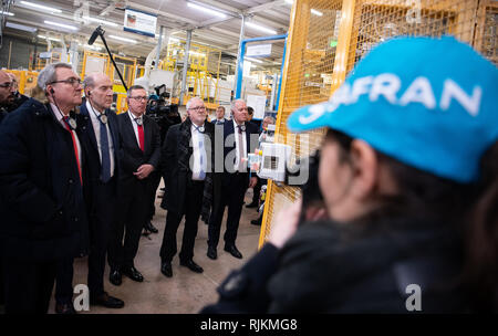 06. Februar 2019, France (Frankreich), Colombes: eine deutsch-französische parlamentarische Gruppe wird durch die LED am Motor Hersteller Safran in Nanterre in der Nähe von Paris anlässlich des Besuches von Verteidigungsminister von der Leyen und ihrem französischen Amtskollegen. Deutschland und Frankreich planen neue Deutsch-französische Kampfflugzeuge zu ergänzen und schliesslich die Eurofighter und Rafale Flotten beider Länder ersetzen durch 2040. Safran und MTU Aero Engines sind die Motoren für diesen Zweck zu entwickeln. Foto: Bernd von Jutrczenka/dpa Stockfoto