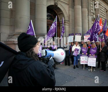 Glasgow, Schottland, Großbritannien. 7 Feb, 2019. Glasgow Frauen feiern Sieg und ihre Gewerkschaften gmb und Unison ihren Sieg gegen den Rat der Stadt Kammern auf dem George Square Feiern für gleichen Lohn für Frauen. Sie haben nun die öffentliche Vermögenswerte zu lassen die Kosten der Regelung zu finanzieren. 2019 UK Credit: Gerard Fähre / alamy Leben Nachrichten Stockfoto