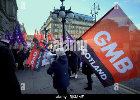 Glasgow, Schottland, Großbritannien. 7 Feb, 2019. Glasgow Frauen feiern Sieg und ihre Gewerkschaften gmb und Unison ihren Sieg gegen den Rat der Stadt Kammern auf dem George Square Feiern für gleichen Lohn für Frauen. Sie haben nun die öffentliche Vermögenswerte zu lassen die Kosten der Regelung zu finanzieren. 2019 UK Credit: Gerard Fähre / alamy Leben Nachrichten Stockfoto