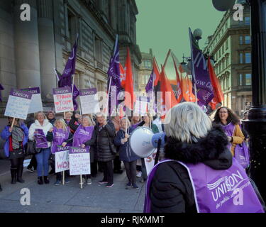 Glasgow, Schottland, Großbritannien. 7 Feb, 2019. Glasgow Frauen feiern Sieg und ihre Gewerkschaften gmb und Unison ihren Sieg gegen den Rat der Stadt Kammern auf dem George Square Feiern für gleichen Lohn für Frauen. Sie haben nun die öffentliche Vermögenswerte zu lassen die Kosten der Regelung zu finanzieren. 2019 UK Credit: Gerard Fähre / alamy Leben Nachrichten Stockfoto