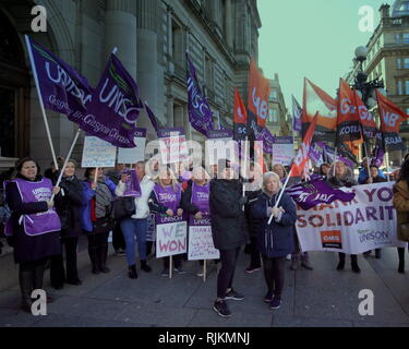 Glasgow, Schottland, Großbritannien. 7 Feb, 2019. Glasgow Frauen feiern Sieg und ihre Gewerkschaften gmb und Unison ihren Sieg gegen den Rat der Stadt Kammern auf dem George Square Feiern für gleichen Lohn für Frauen. Sie haben nun die öffentliche Vermögenswerte zu lassen die Kosten der Regelung zu finanzieren. 2019 UK Credit: Gerard Fähre / alamy Leben Nachrichten Stockfoto