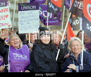 Glasgow, Schottland, Großbritannien. 7 Feb, 2019. Glasgow Frauen feiern Sieg und ihre Gewerkschaften gmb und Unison ihren Sieg gegen den Rat der Stadt Kammern auf dem George Square Feiern für gleichen Lohn für Frauen. Sie haben nun die öffentliche Vermögenswerte zu lassen die Kosten der Regelung zu finanzieren. 2019 UK Credit: Gerard Fähre / alamy Leben Nachrichten Stockfoto