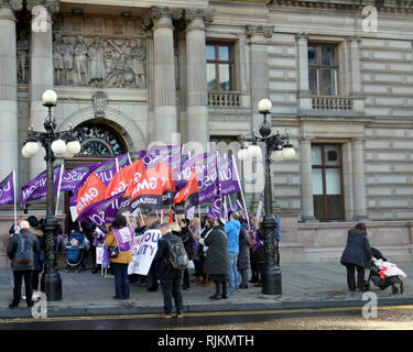 Glasgow, Schottland, Großbritannien. 7 Feb, 2019. Glasgow Frauen feiern Sieg und ihre Gewerkschaften gmb und Unison ihren Sieg gegen den Rat der Stadt Kammern auf dem George Square Feiern für gleichen Lohn für Frauen. Sie haben nun die öffentliche Vermögenswerte zu lassen die Kosten der Regelung zu finanzieren. 2019 UK Credit: Gerard Fähre / alamy Leben Nachrichten Stockfoto